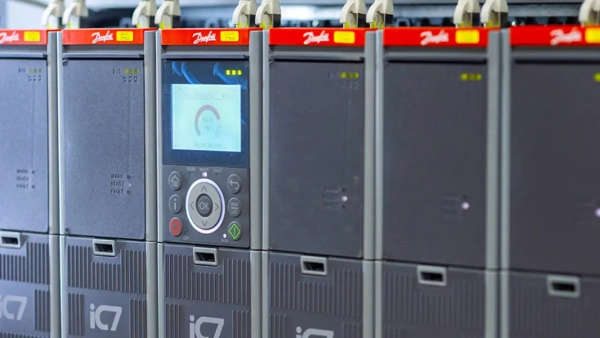 Відкрийте нові можливості з частотним перетворювачем Danfoss iC7-Automation